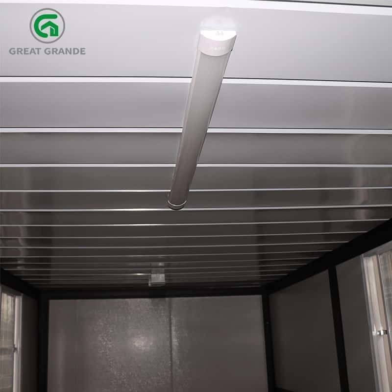 Customized In Black Frame Folding Prefab Homes Side Wall Door Dengan Tiga Jendela