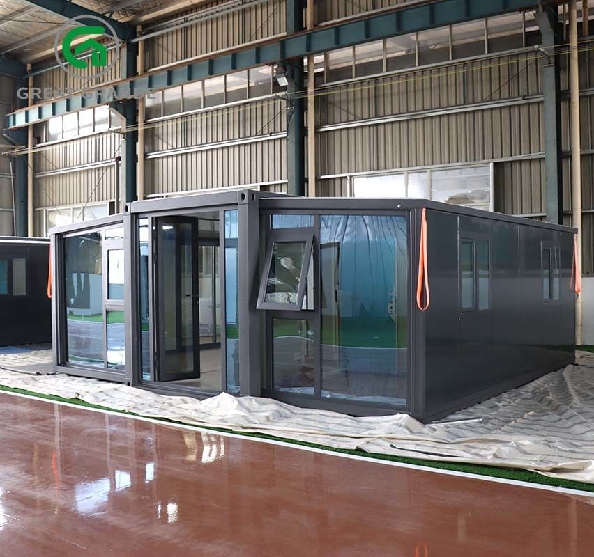 20FT Kontainer yang dapat diperluas Desain rumah Kerangka hitam Panel dinding hitam EPS Pintu kaca tempered