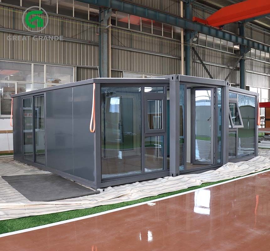 20FT Kontainer yang dapat diperluas Desain rumah Kerangka hitam Panel dinding hitam EPS Pintu kaca tempered
