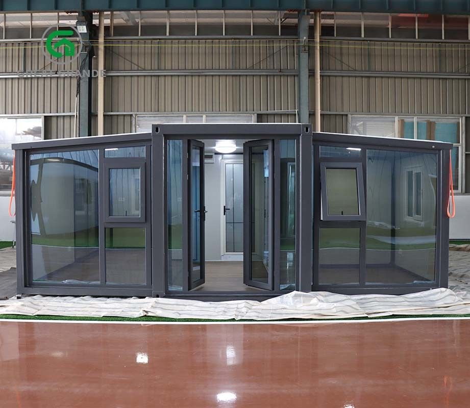20FT Kontainer yang dapat diperluas Desain rumah Kerangka hitam Panel dinding hitam EPS Pintu kaca tempered