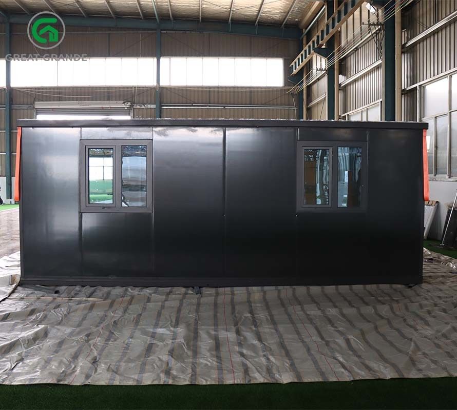 20FT Kontainer yang dapat diperluas Desain rumah Kerangka hitam Panel dinding hitam EPS Pintu kaca tempered